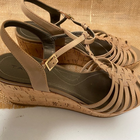 Tahari size 7.5 sandals women's w cork soles $50 - Picture 2 of 5